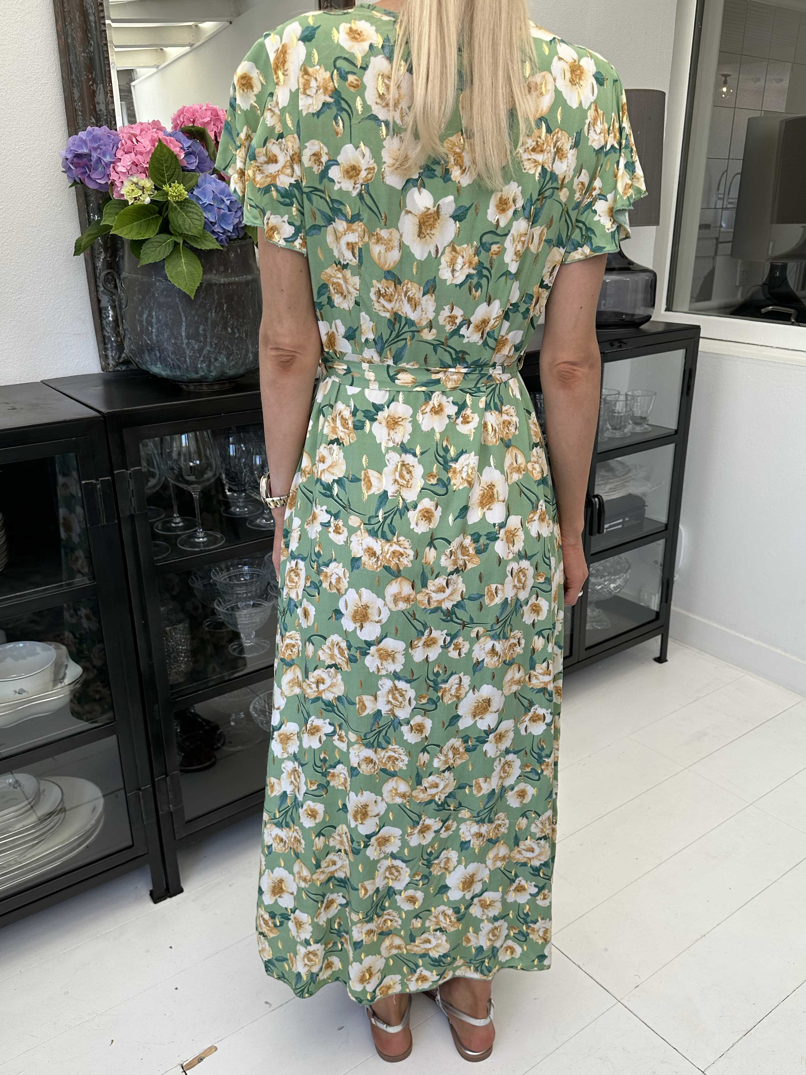 Marlie - Blommig klänning med knytband och gulddetaljer - Green